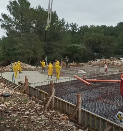 Ekipa pri betoniranju temelja