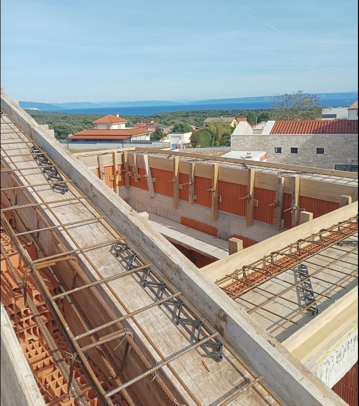 Krovna konstrukcija s pogledom na more, Istra